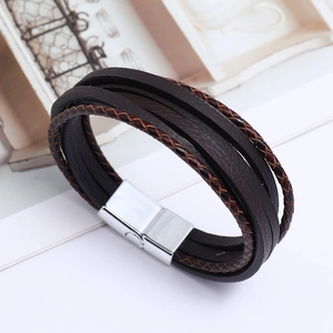 Détail du bracelet multicouche en cuir tressé marron avec fermoir magnétique en acier