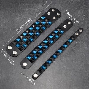 Drei schwarze Leder-Punkarmbänder mit blauen und schwarzen quadratischen Pyramiden-Nieten