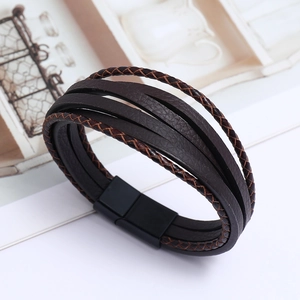 Détail du bracelet multicouche en cuir tressé marron avec fermoir magnétique noir mat