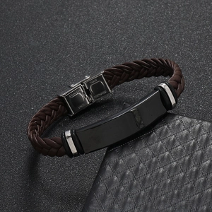 Detalle del cierre de acero inoxidable y cuero trenzado marrón en la pulsera de hombre