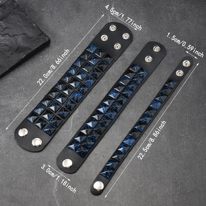 Detailansicht von Punk Lederarmbändern mit blau marmorierten quadratischen Nieten