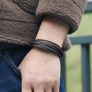 Bracelet multicouche en cuir tressé marron foncé pour homme avec fermoir magnétique