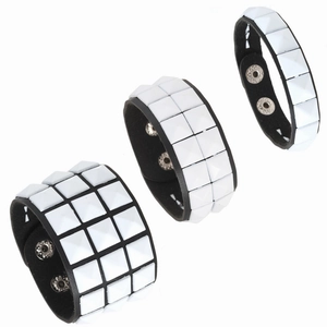 Details von Punk-Armbändern mit ein-, zwei- und dreireihigen weißen quadratischen Nieten