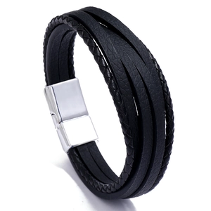 Bracelet multicouche en cuir noir pour homme avec fermoir magnétique argenté sur fond blanc