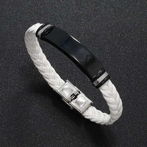 Primer plano de pulsera de cuero trenzado blanco con hebilla de acero y placa negra mate