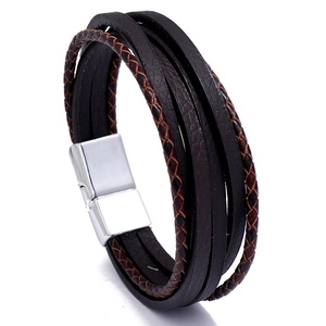 Bracelet multicouche en cuir tressé pour homme avec fermoir magnétique argenté sur fond blanc