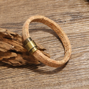 Bracelet vintage en liège pour homme avec fermoir magnétique en bronze sur bois naturel