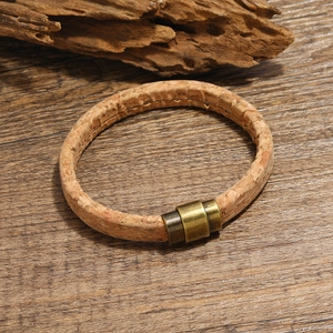 Bracelet en liège naturel avec fermoir magnétique en bronze vintage sur bois