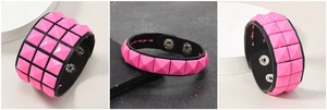 Detailansicht der pinken und schwarzen Punk-Lederarmbänder mit quadratischen Pyramidennieten