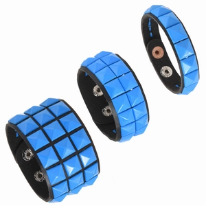 Punk-Lederarmbänder mit blauen Pyramiden-Nieten in ein-, zwei- und dreireihigem Design
