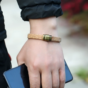 Bracelet en liège naturel avec fermoir magnétique en bronze antique porté sur le poignet