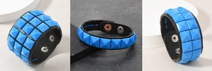 Detailansicht des Punk-Lederarmbands mit blauen Pyramidennieten und silbernem Druckverschluss