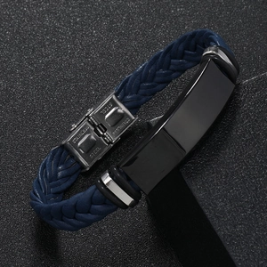Primer plano de pulsera de cuero trenzado azul con cierre de acero inoxidable negro