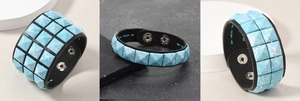 Makro-Detail des Punk-Lederarmbands mit blauen Marmor-Nieten und Metall-Druckknöpfen