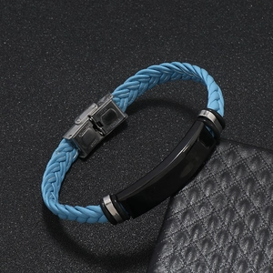 Detalle de pulsera trenzada azul con placa de acero inoxidable negra sobre cuero
