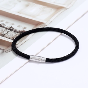 Dettaglio del bracciale in corda intrecciata nera con chiusura magnetica in argento lucido
