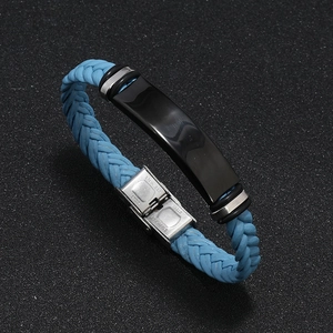 Detalle de la pulsera de cuero azul trenzado para hombre con placa ID negra y cierre de acero