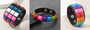 Makro-Detail des Punk-Lederarmbands mit bunten quadratischen Nieten und Druckknöpfen