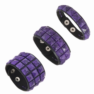 Detailansicht lila Punk-Lederarmbänder mit ein-, zwei- und vierreihigen quadratischen Nieten