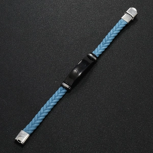 Detalle de pulsera trenzada azul cielo con placa de metal negro y cierre de plata pulida