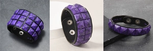 Detailansicht eines Punk-Lederarmbands mit lila Pyramidennieten und Metall-Druckknöpfen