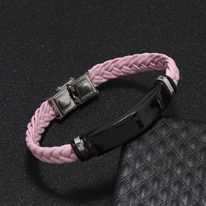 Detalle macro del cierre de acero inoxidable y la correa de cuero trenzado rosa del brazalete