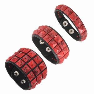 Dreiteiliges rotes Punk Lederarmband Set mit quadratischen Nieten und Spinnennetzmuster