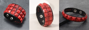 Details von Punk-Lederarmband mit roten quadratischen Nieten und schwarzer Textur