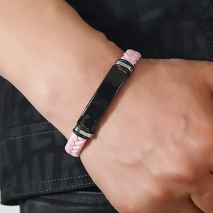 Detalle de pulsera de cuero trenzado rosa con placa de acero inoxidable pulido negro hombre
