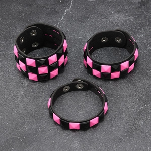 Punk Lederarmband Set mit rosa und schwarzen quadratischen Pyramidennieten in Draufsicht