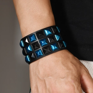 Punk Lederarmband mit blauen und schwarzen quadratischen Pyramiden-Nieten für Damen und Herren