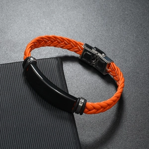 Detalle de la pulsera trenzada naranja con placa de metal negro y cierre de acero inoxidable