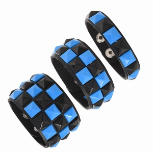 Punk Lederarmband Set mit blauen und schwarzen quadratischen Nieten auf weißem Grund