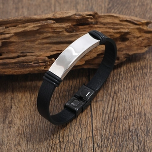 Vista detallada de la pulsera de cuero negro con una placa pulida de acero inoxidable