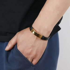 Pulsera minimalista para hombre de cuero negro con placa de acero inoxidable dorado pulido