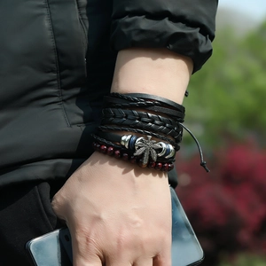 Bracelet multicouche pour hommes en cuir tressé avec pendentif feuille et perles d'oeil de tigre