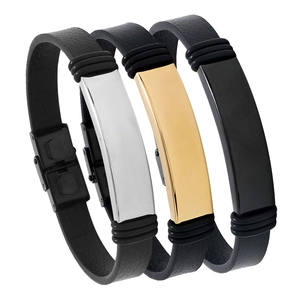 Vista detallada del juego de tres pulseras de cuero para hombre con placas de plata, oro y negro