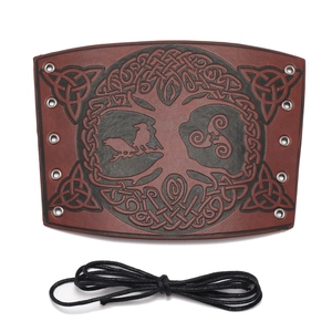 Détail du protège-bras en cuir marron avec gaufrage Arbre de Vie noir et lacets de serrage