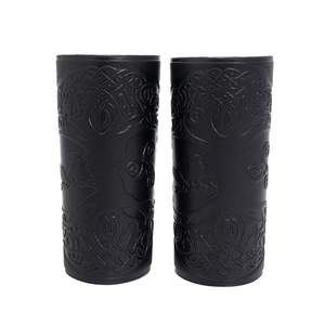 Détail de protège-bras en cuir noir avec l'Arbre de Vie celtique et motifs de nœuds