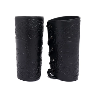 Détails des protège-bras en cuir noir avec arbre de vie celtique et motifs de corbeau