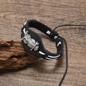 Bracelet rétro en cuir noir fait main avec breloque chouette en argent et cordon