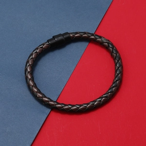 Gros plan d'un bracelet en cuir tressé pour homme avec fermoir magnétique noir mat