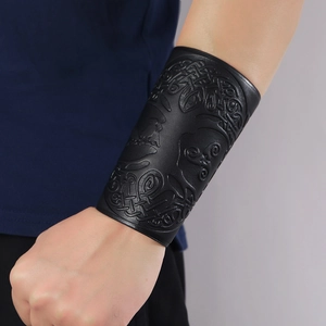 Détail d'un protège-bras en simili cuir noir avec motif de nœud celtique et Arbre de Vie