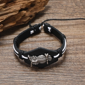 Bracelet hibou en cuir fait main avec charme rétro en alliage sur fond en bois