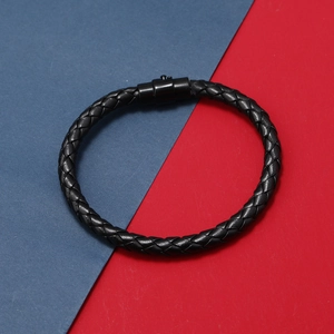 Vue détaillée du bracelet en cuir tressé noir avec fermoir de sécurité en métal mat