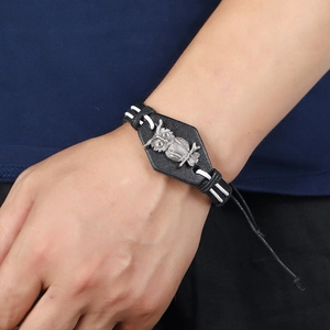 Bracelet en cuir noir tressé avec breloque hibou argentée et cordon de serrage réglable