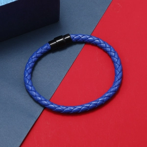 Détail du bracelet tressé en cuir bleu avec fermoir magnétique noir pour hommes