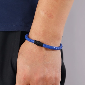 Bracelet tressé en cuir bleu marine pour homme avec fermoir magnétique noir au poignet