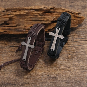Bracelet rétro en cuir tressé avec croix en métal argenté, coloris noir et marron
