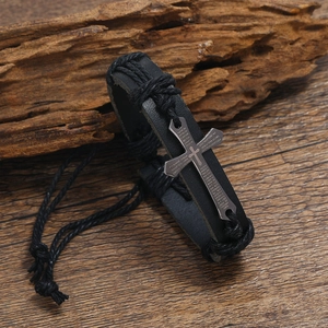 Bracelet en cuir noir tressé avec croix et gravure de prière espagnole
